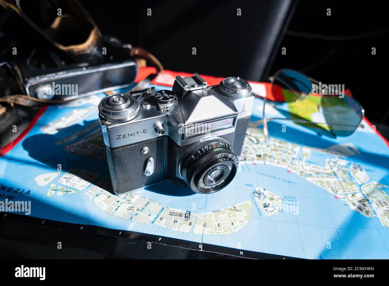 Siebziger Zenit SLR-Filmkamera und ein Paar Fliegersonnenbrille sitzen auf einem Sightseeing-Stadtplan Stockfoto