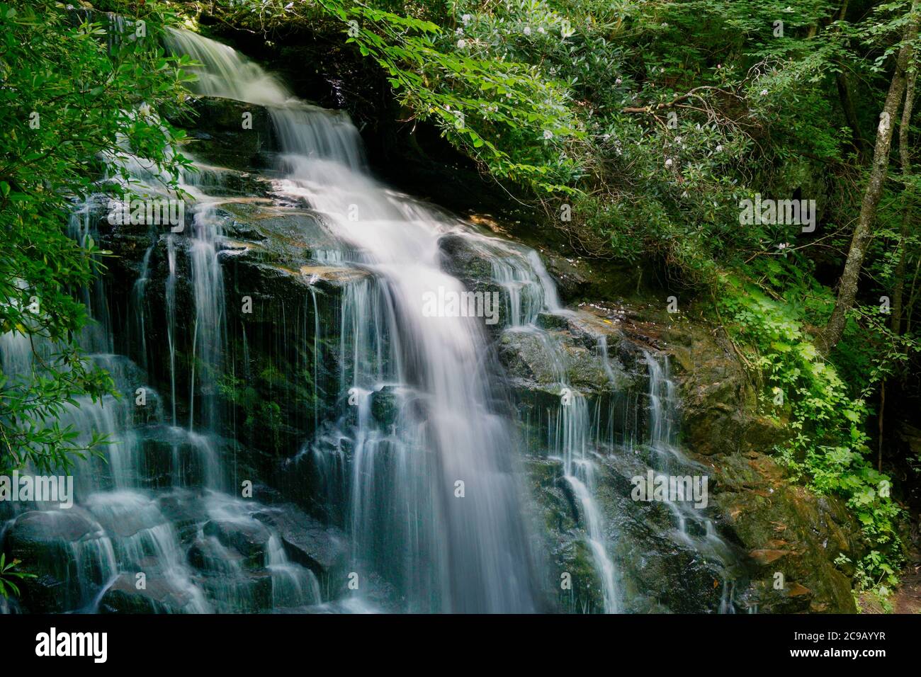 Bewegung verschwommenes Wasser in Soco Falls North Carolina Stockfoto