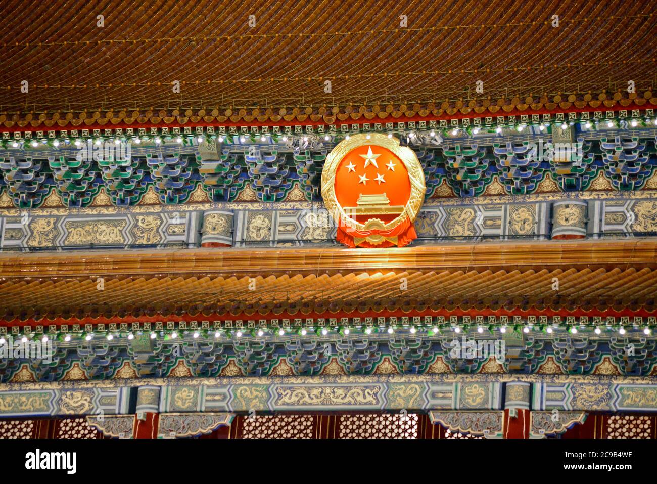 Schild der Kommunistischen Partei Chinas am Tor des Himmlischen Friedens, Verbotene Stadt. Peking, China Stockfoto