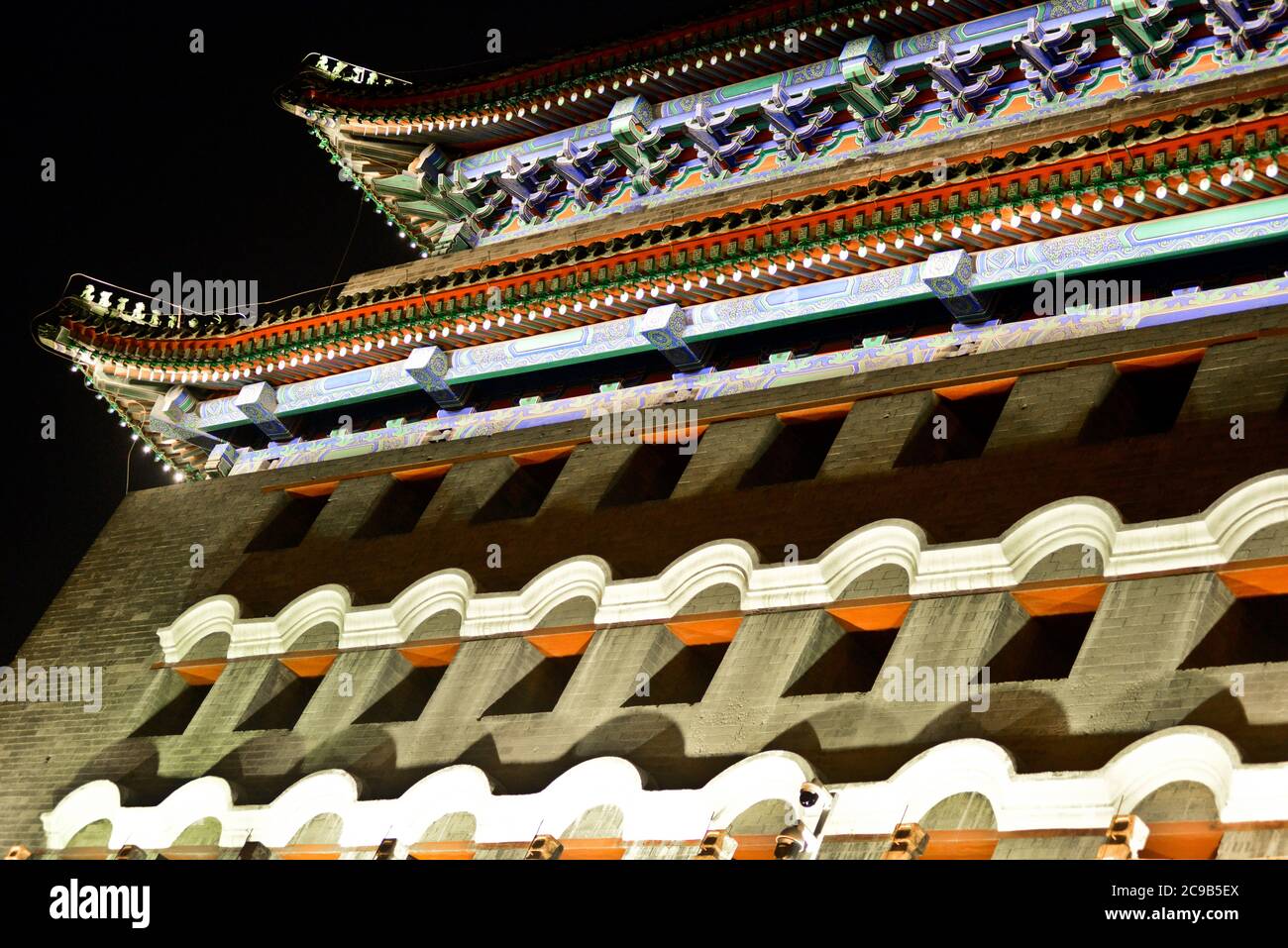 Zhengyangmen Tor (Qianmen) auf dem Platz des Himmlischen Friedens in der Nacht. Peking, China Stockfoto