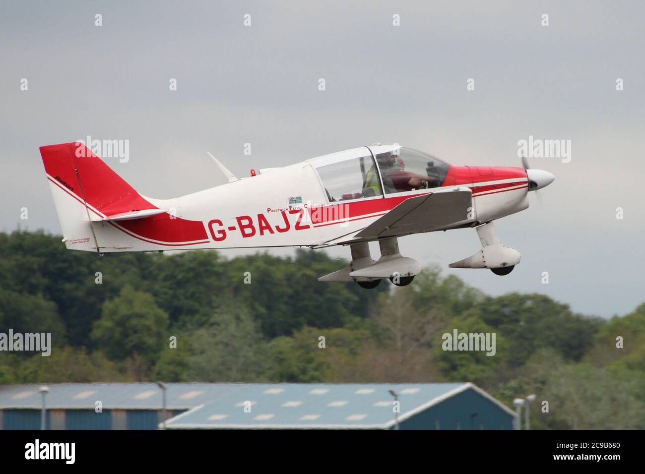 G-BAJZ, einer Robin DR 400/120 Dauphin 2+2 besessen und durch die Prestwick Flying Club betrieben, in seiner Heimat an der Prestwick International Airport in Ayrshire. Stockfoto