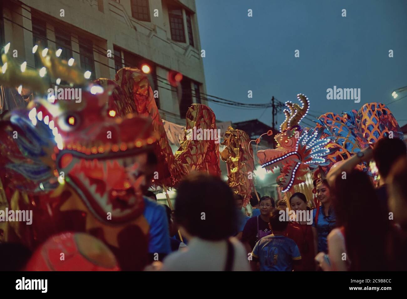 Ein Team von Drachenlaternen pariert während der Bandung Laternenfestival Kulturparade 2015 (Kirab Budaya Cap Go Meh Bandung 2015) in Bandung City, Indonesien. Stockfoto