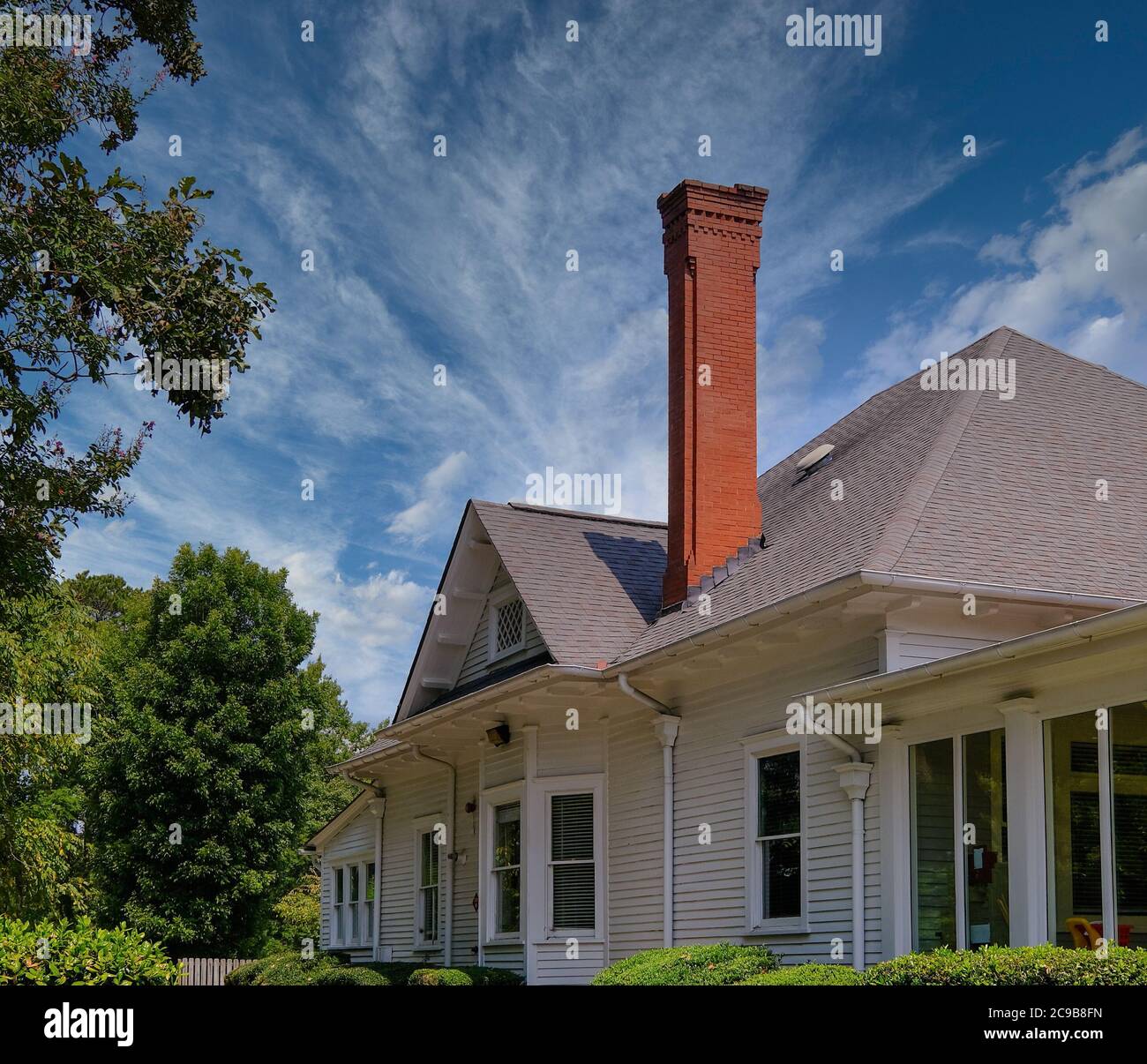 Tall Brick Schornstein in Bauernhaus Stockfoto