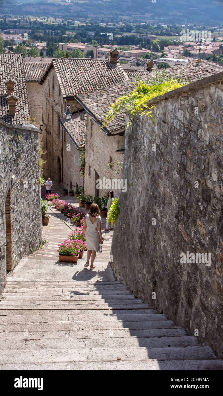 Frau, die in Gubbio, Umbrien, Italien, Treppen hinuntergeht Stockfoto