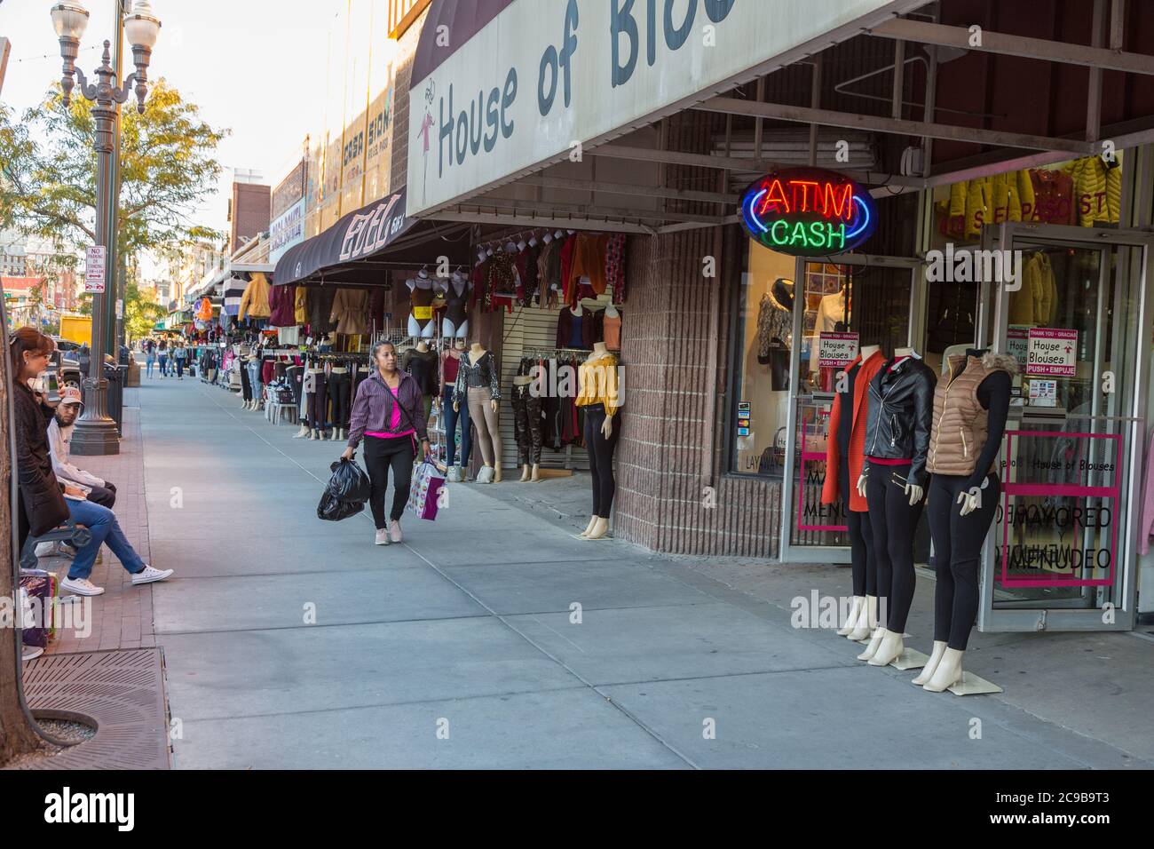 El Paso, Texas. Die Einzelhändler waren auf El Paso Straße aus auf den Bürgersteig. Stockfoto