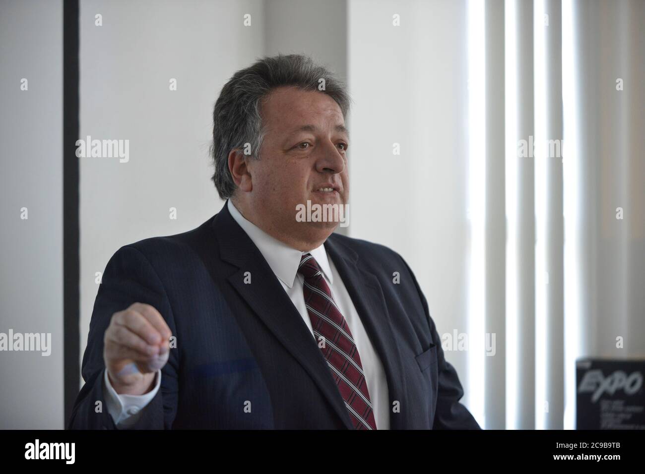 Cambridge, Massachusetts, USA. März 2016. NOUBAR AFEYAN - Noubar Afeyan, Gründer und CEO des Flaggschiffs Pioneering, einem Biotech-Inkubator in Cambridge, Mass., der viele Biotech-Unternehmen in seinem Portfolio hat, darunter Moderna Therapeutics, die derzeit an Humanversuchen eines Impfstoffs zur Heilung des Covid-19 Corona-Virus beteiligt sind. Afeyan war Keynote Speaker an der Sloan School am mit für die Luys Foundation of Armenia. Quelle: Kenneth Martin/ZUMA Wire/Alamy Live News Stockfoto