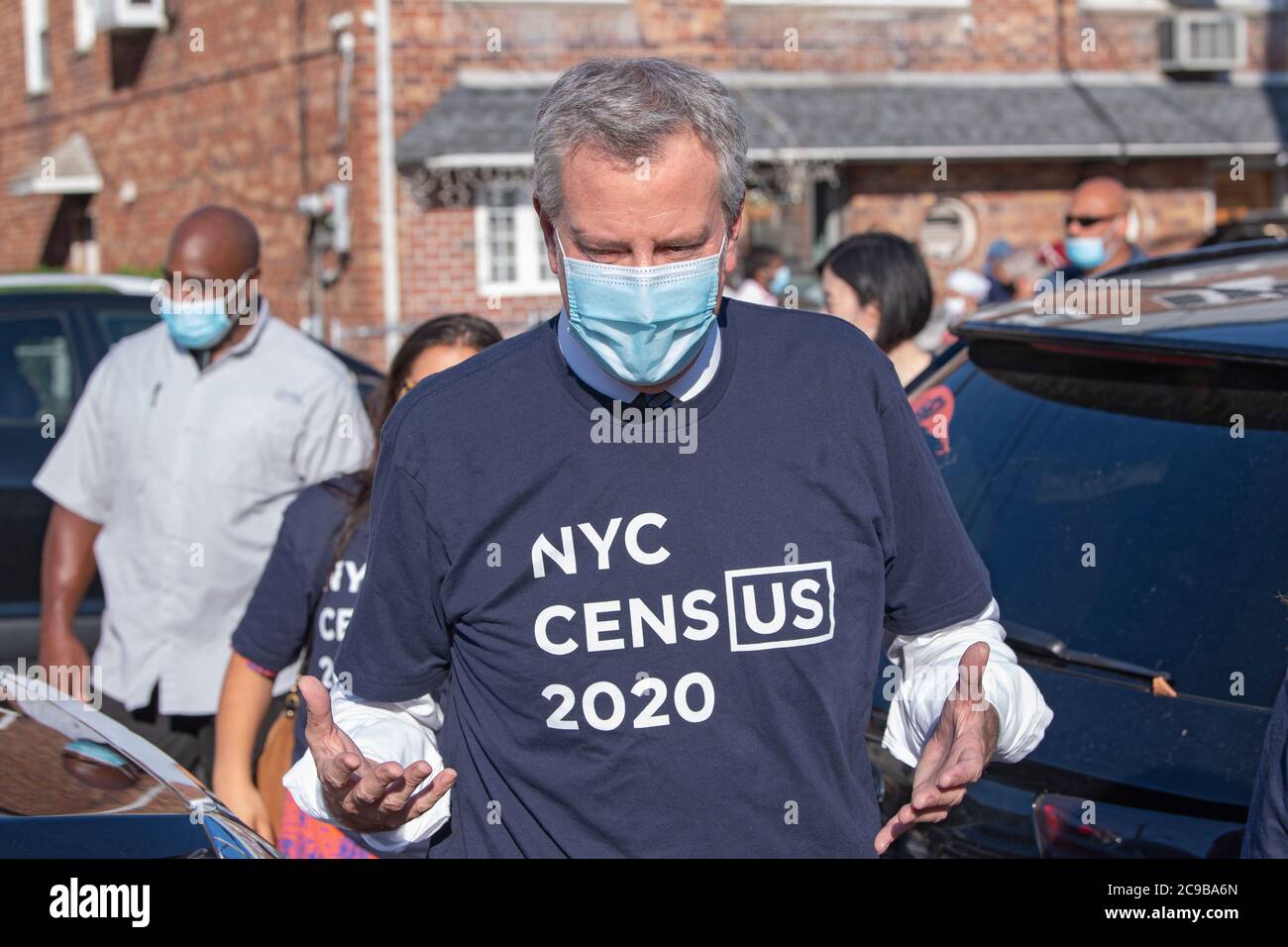 NEW YORK, NY – 29. JULI 2020: Bürgermeister Bill de Blasio klopft an die Tür, um die New Yorker zu ermutigen, die Volkszählung in South Richmond Hill, Queens, abzuschließen. Stockfoto