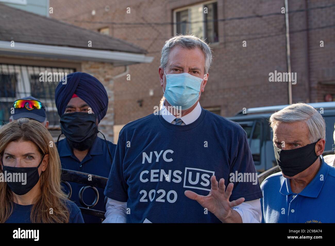 NEW YORK, NY – 29. JULI 2020: Bürgermeister Bill de Blasio klopft an die Tür, um die New Yorker zu ermutigen, die Volkszählung in South Richmond Hill, Queens, abzuschließen. Stockfoto
