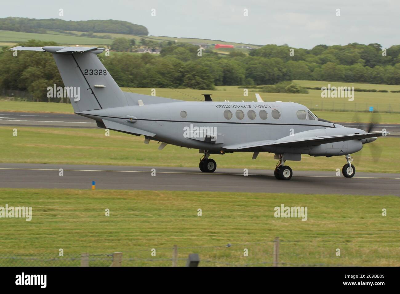 92-03328, ein Beechcraft C-12V Huron der United States Army, am Flughafen Prestwick in Ayrshire, Schottland. Stockfoto