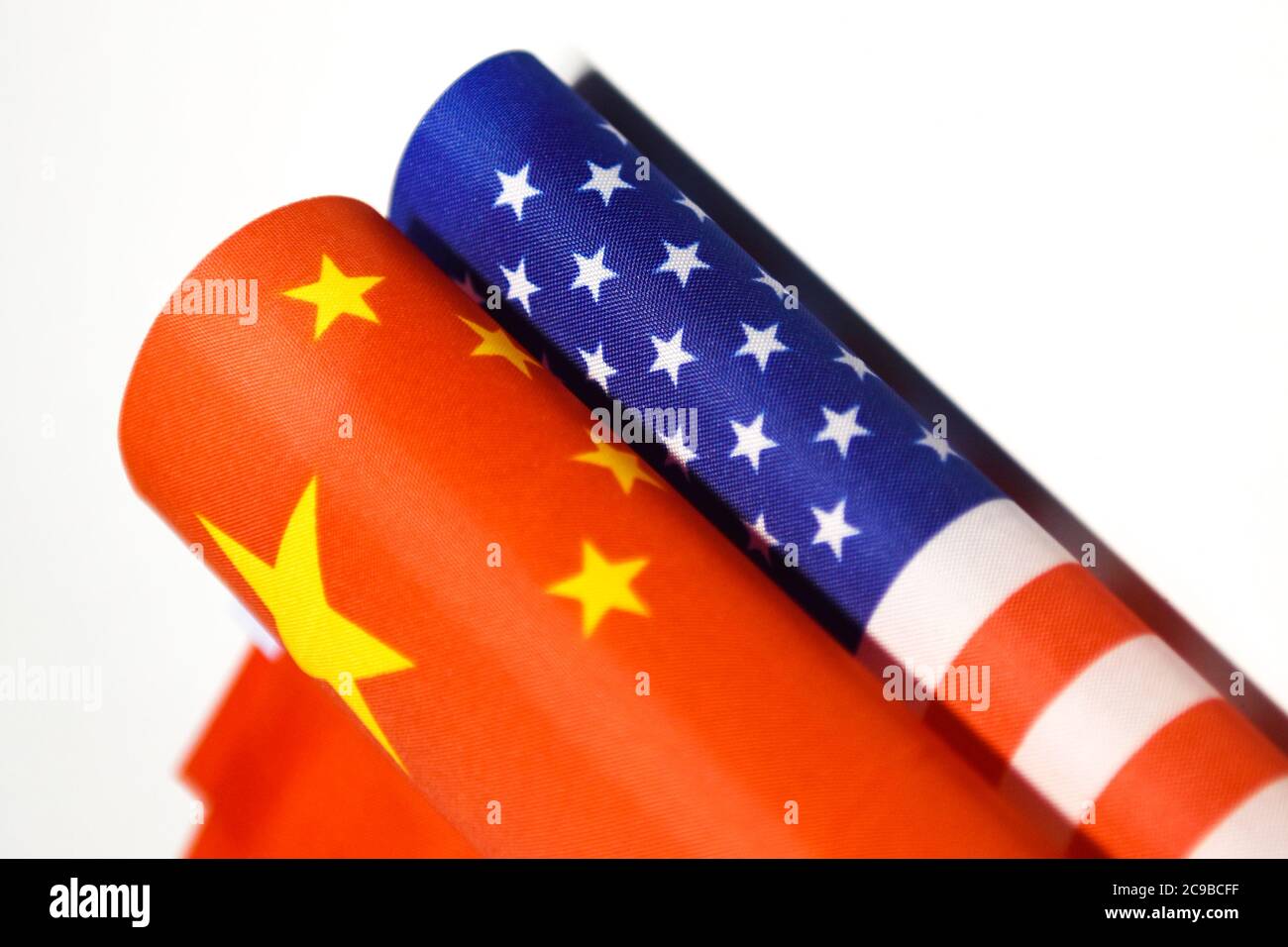 Fuyang, China. Juli 2020. In dieser Abbildung sind eine chinesische Flagge und eine amerikanische Flagge zusammengelegt.in den letzten Tagen hat der diplomatische Herabstufung des gegenseitigen Rückzugs der Konsulate zwischen China und den Vereinigten Staaten die Beziehungen zwischen China und den USA angespannt. Kredit: SOPA Images Limited/Alamy Live Nachrichten Stockfoto