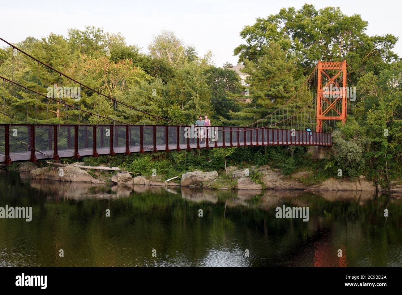 Androscoggin Swinging Bridge, Fußgängerhängebrücke, die 1892 für Arbeiter in der Cabot Mill, Brunswick, ME, USA gebaut wurde Stockfoto