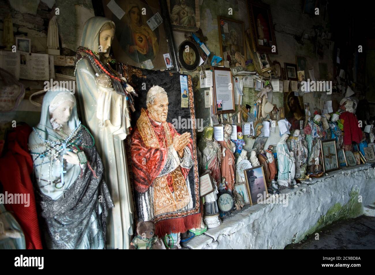 Statue unserer Lieben Frau und Rosenkranz Perlen in St. Brigid's Well; Liscannor, County Clare, Irland Stockfoto