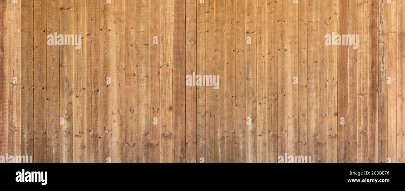 Braune Holzwand aus unbehandelten braunen Brettern Stockfoto