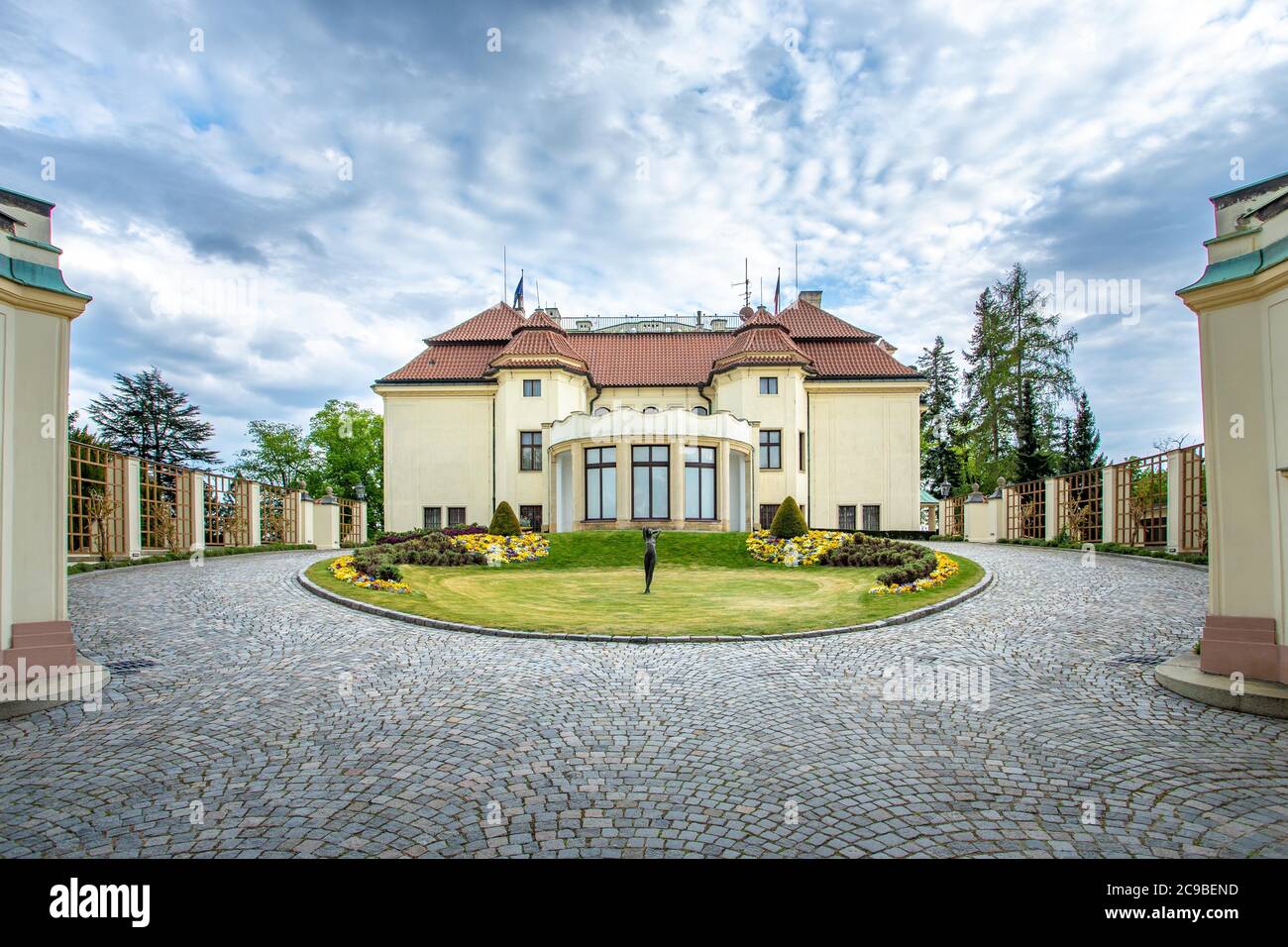 PRAG, TSCHECHISCHE REPUBLIK, APRIL 2020 - die Villa Kramar ist die offizielle Residenz des Ministerpräsidenten der Tschechischen Republik Stockfoto