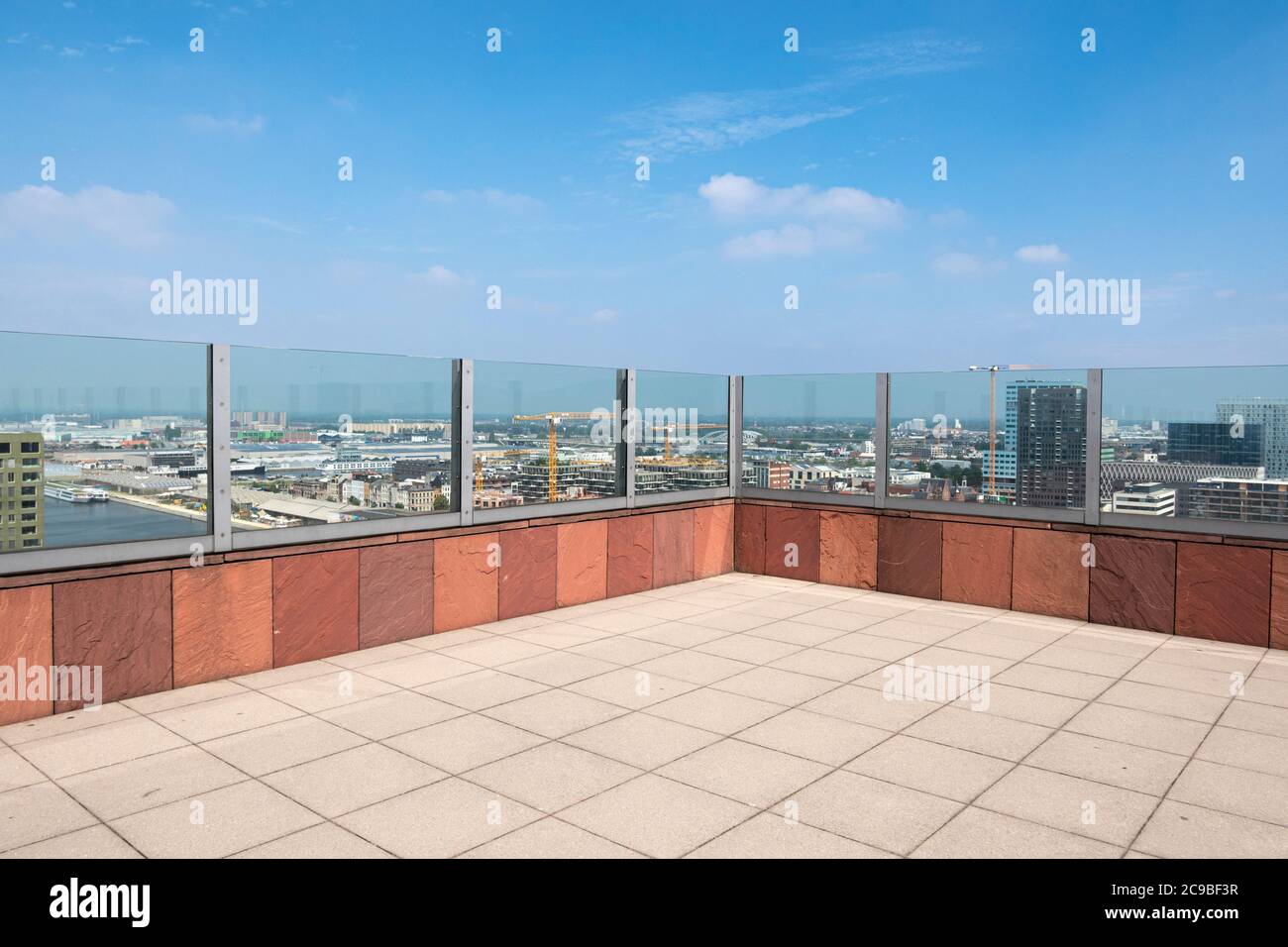 Antwerpen, Belgien, 19. Juli 2020, Foto vom Dach des Museums am Fluss MAS mit Panoramablick Stockfoto