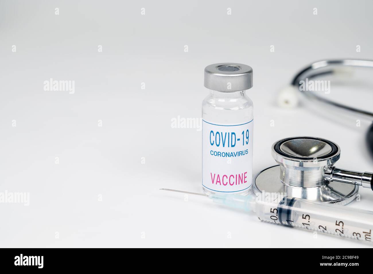 Medizinisches Konzept. Spritze und Covid-19 Impfampulle auf weißem Hintergrund. Stockfoto