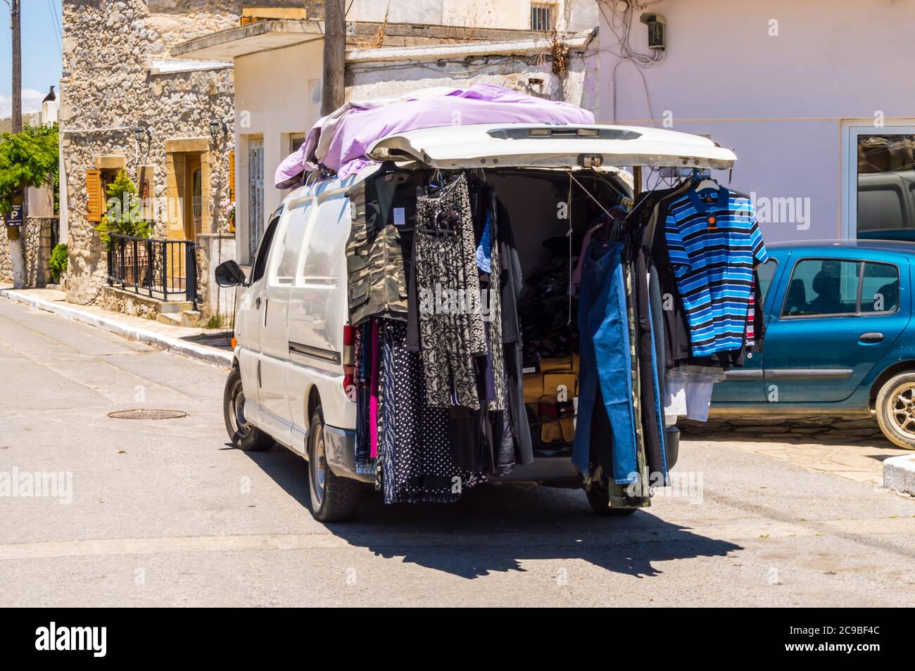 Pickup-LKW, der als Bekleidungsgeschäft in einem Dorf auf Kreta dient Stockfoto
