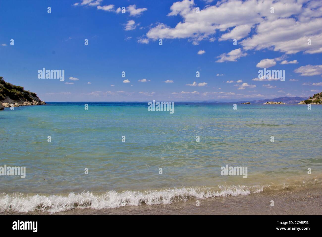 Türkisblaues Wasser in Dikili, Izmir Türkei Stockfoto