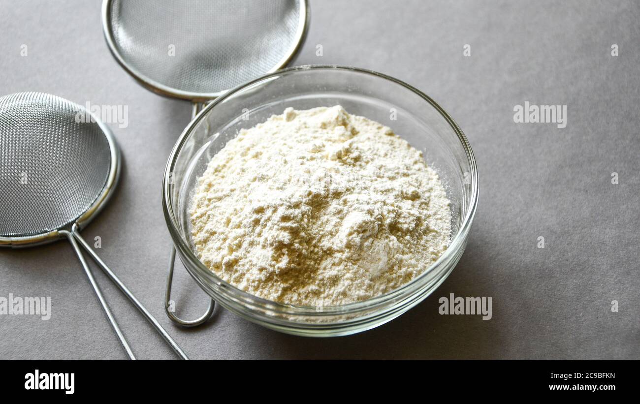 Mehl zum Backen auf grauem Hintergrund vorbereitet. Platz für Text kopieren Stockfoto