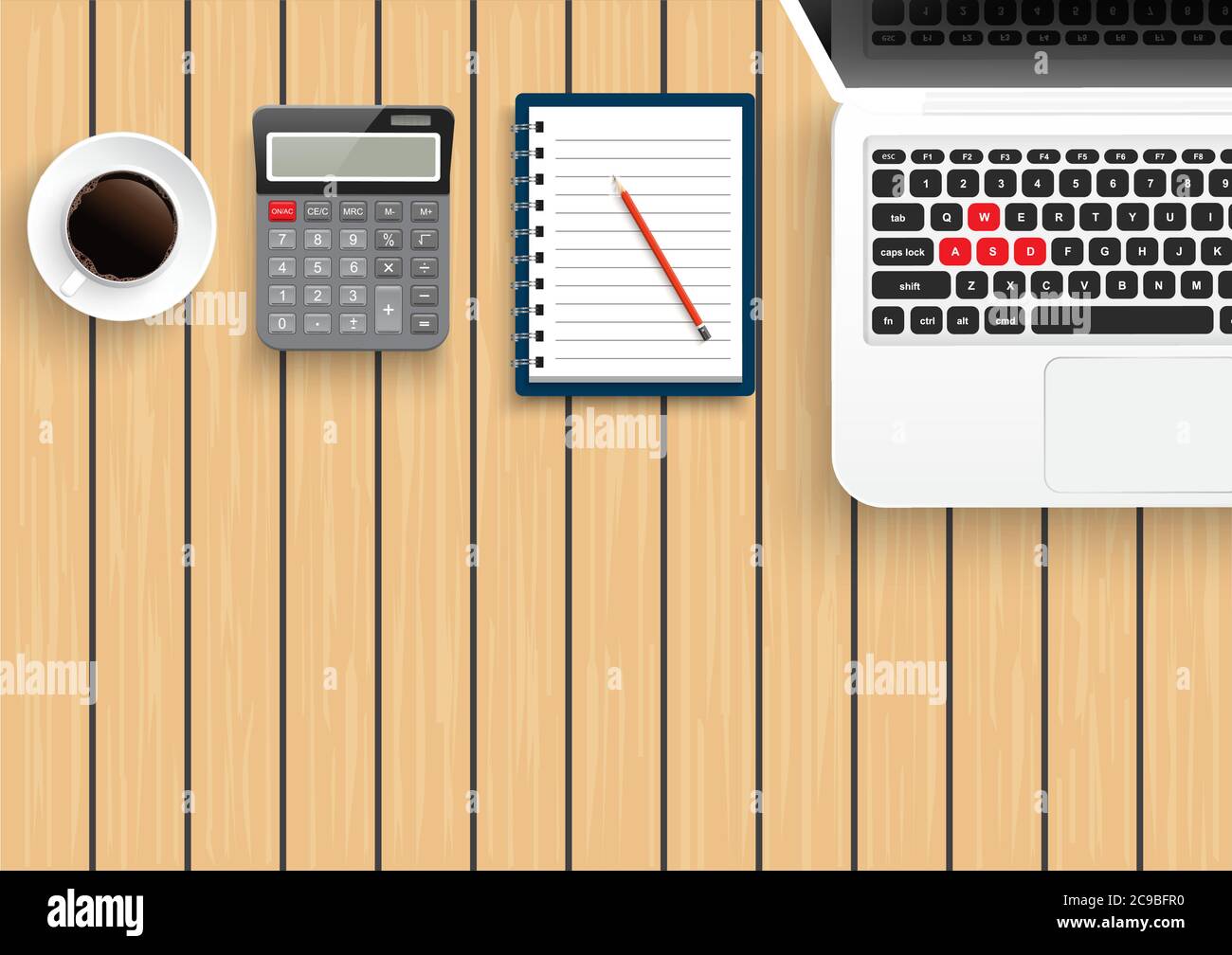 Realistischer Arbeitsplatz-Desktop. Schreibtisch mit Blick von oben auf Holz. Mit Metallstift, Smartphone, Kaffee, Rechner und Laptop. Vektorgrafik. Stock Vektor
