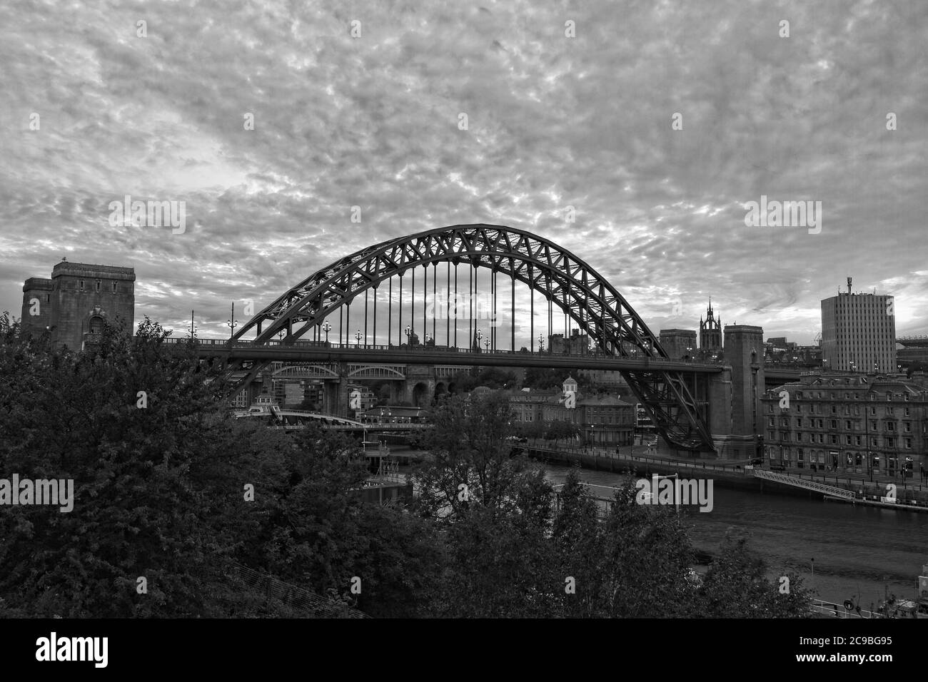 Der ikonische Bogen der Tyne Bridge und Kai in Newcastle, Tyne und tragen bei Sonnenuntergang von der Gateshead Seite des Flusses Tyne aufgenommen. Stockfoto