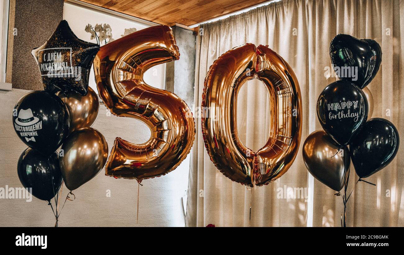 Gold aufblasbare Bälle in Form einer Figur 50, Geburtstag Jubiläumsparty. Gold 50. Geburtstag Party Ballons Stockfoto