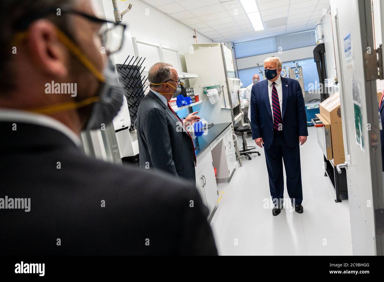 MORRISVILLE, USA - 27. Juli 2020 - US-Präsident Donald J. Trump nimmt an einer Tour Teil Montag, 27. Juli 2020, im Bioprocess Innovation Center in F Stockfoto