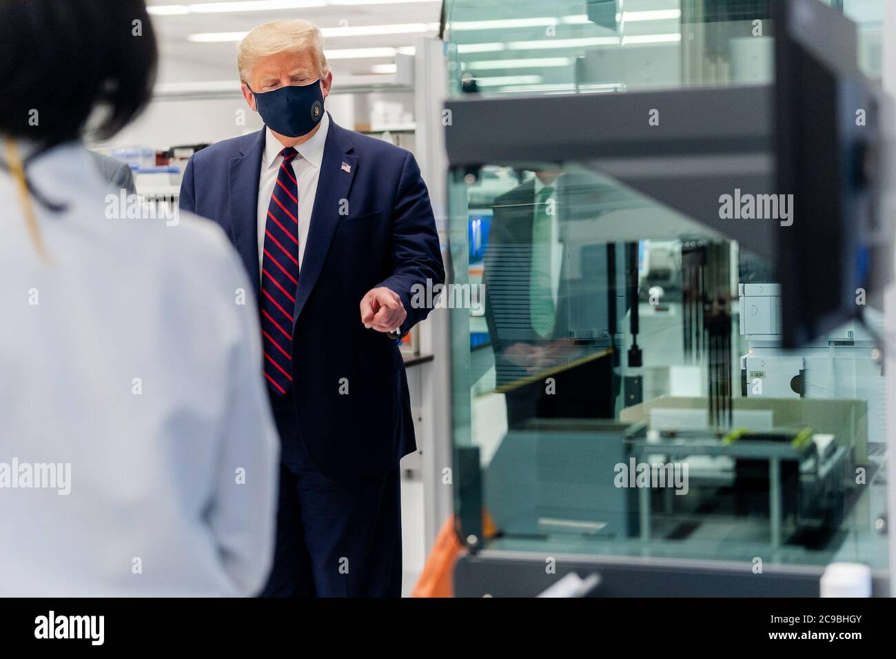 MORRISVILLE, USA - 27. Juli 2020 - US-Präsident Donald J. Trump nimmt an einer Tour Teil Montag, 27. Juli 2020, im Bioprocess Innovation Center in F Stockfoto