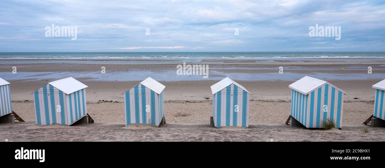 Kleine gestreifte Strandhütten in hardelot Plage an der Küste der normandie Stockfoto