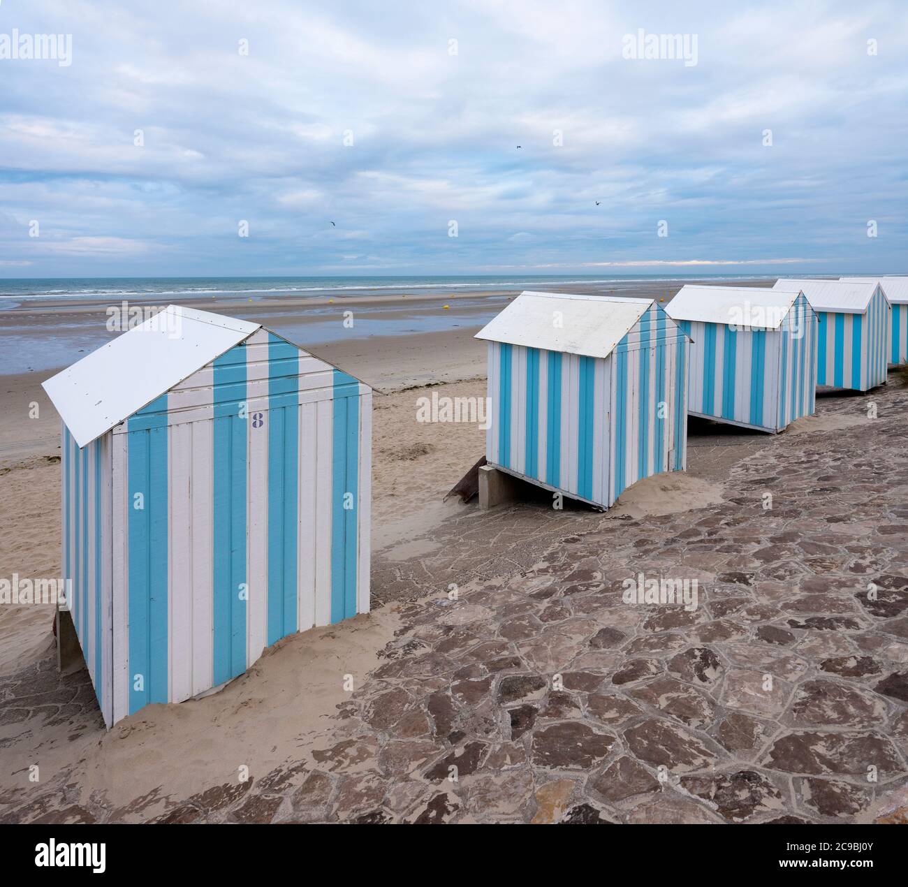 Kleine gestreifte Strandhütten in hardelot Plage an der Küste der normandie Stockfoto