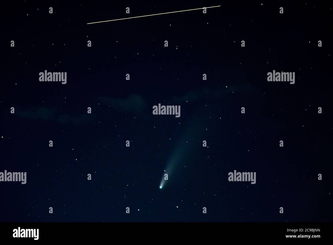 KEYS GAP, USA - 18. Juli 2020 - die Internationale Raumstation, mit einer Besatzung von fünf an Bord, wird in dieser 10 Sekunden Exposition über Komet NEOWISE, S gesehen Stockfoto
