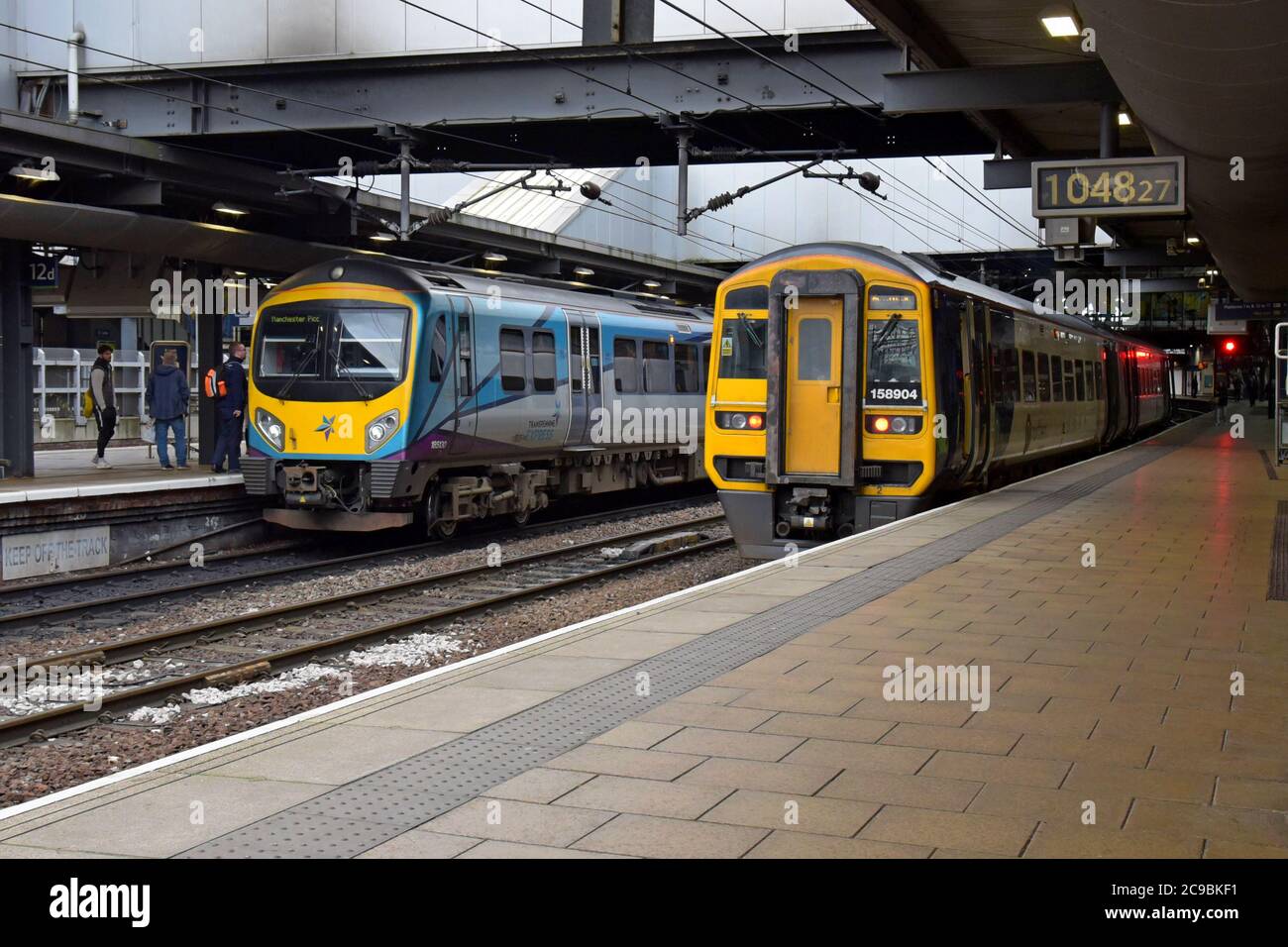 Eine TransPennine Express Class 185 Desiro DMU befindet sich neben einer Northern Trains Class 158 Express DMU am Bahnhof Leeds Stockfoto