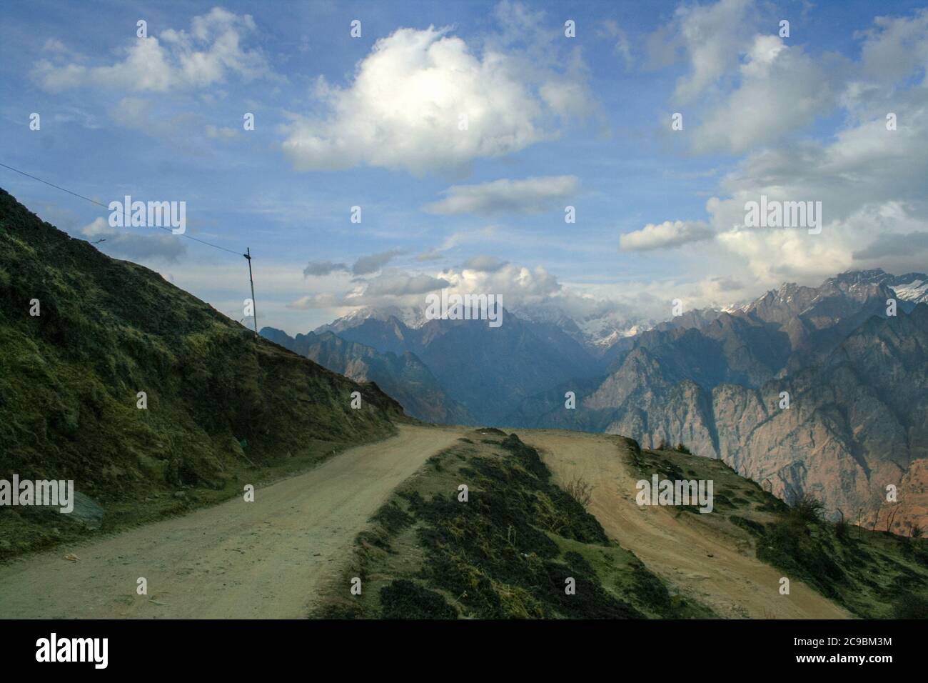 Das Dorf Auli, Himachal Pradesh, ist ein beliebter Winterurlaub, wo die Menschen durch gefährliche Himalaya-Straßen kommen, um Schneefall, Skifahren und Winter zu genießen Stockfoto