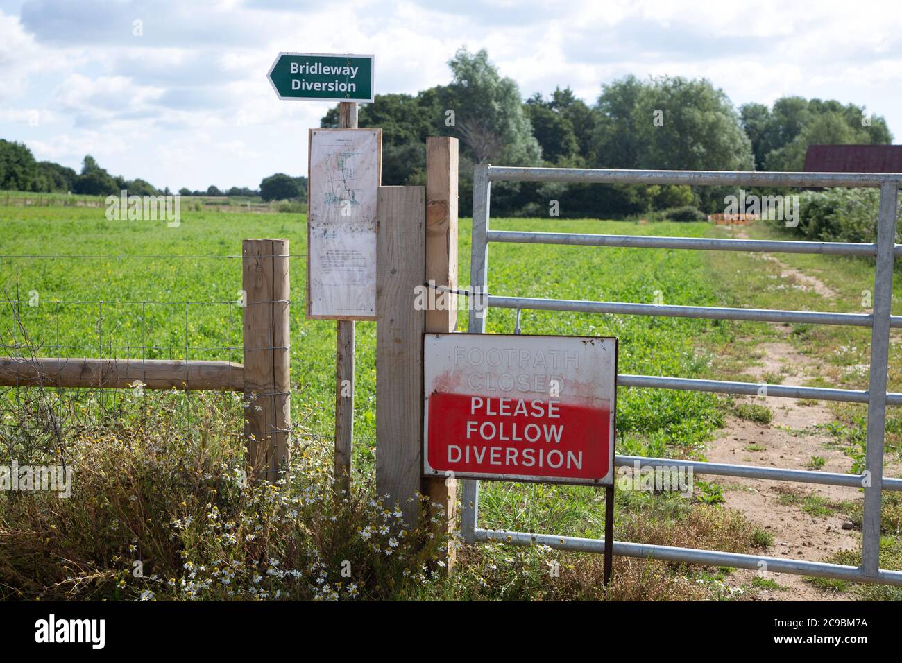 Fußweg geschlossene Überführung alternative Route Umleitungsschilder in der Landschaft bei Sutton, Suffolk, England, Großbritannien Stockfoto