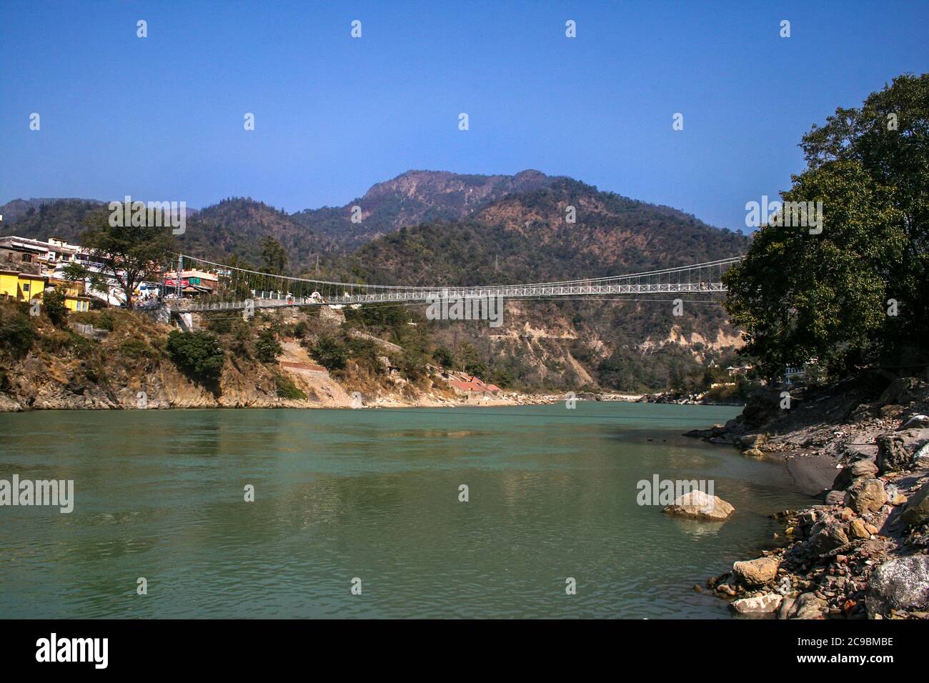 RAM Jhula ist eine Hängebrücke über den Fluss Ganges, Rishikesh und Haridwar sind beliebtes Touristenziel als Zwillingsdenkmäler Städte bezeichnet Stockfoto