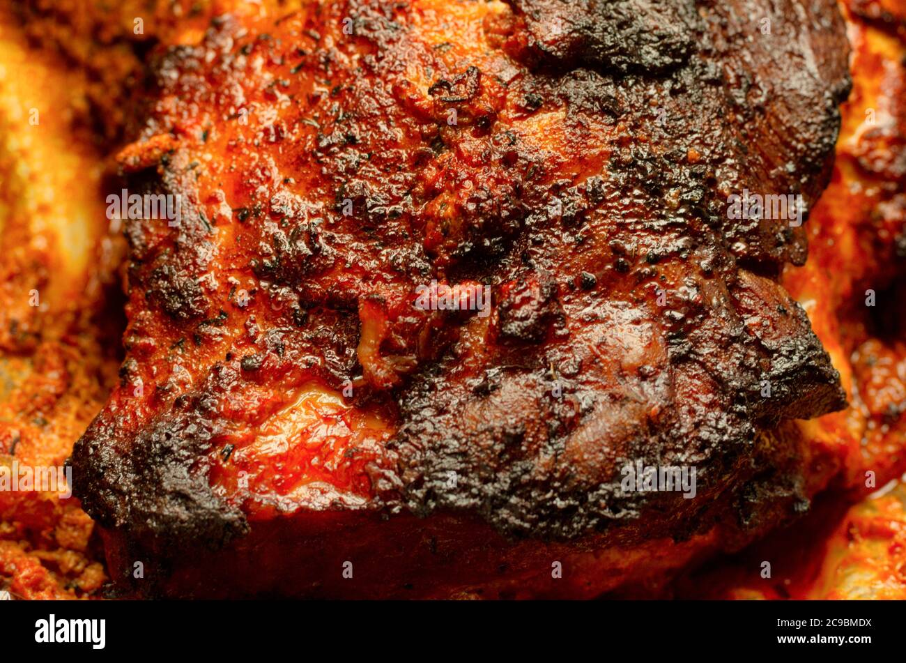 Frisch gekochtes Schweinefleisch gut gemacht mit einer strukturierten knusprigen dunkelbraunen Kruste Nahaufnahme Stockfoto