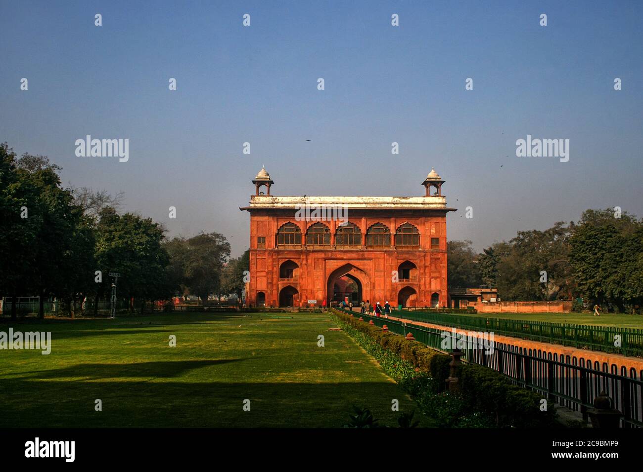 Red Fort Delhi ist ein rotes Sandstein Fort während der Moghul-Regime gebaut. Mughal indische Architektur Struktur als UNESCO-Weltkulturerbe gekennzeichnet Stockfoto