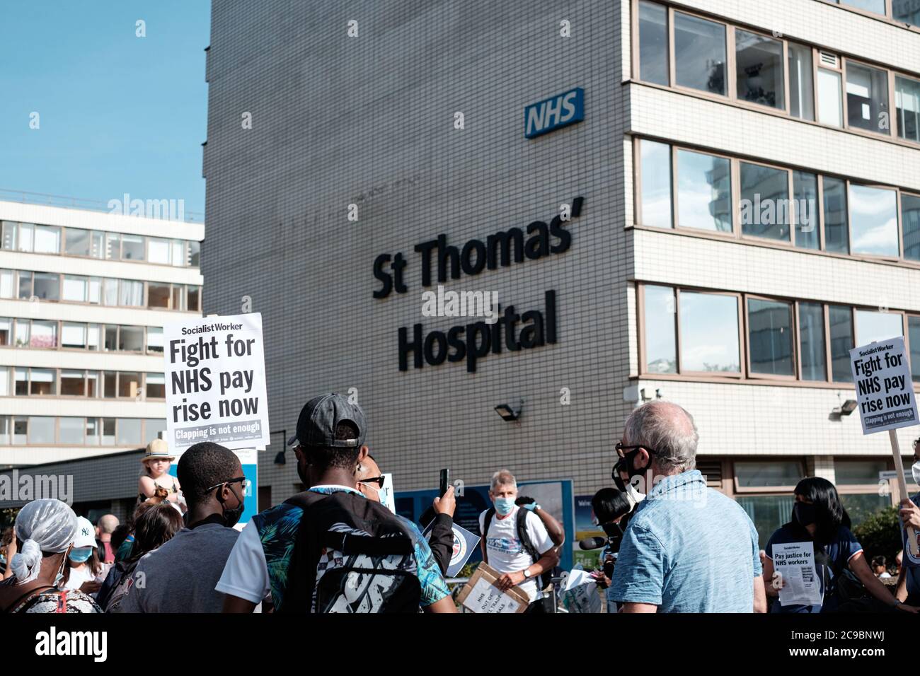 NHS-Arbeiter stiegen in Downing Street ab, um eine sofortige Forderung zu stellen Gehaltserhöhung Stockfoto