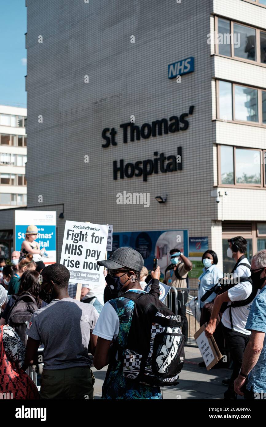 NHS-Arbeiter stiegen in Downing Street ab, um eine sofortige Forderung zu stellen Gehaltserhöhung Stockfoto