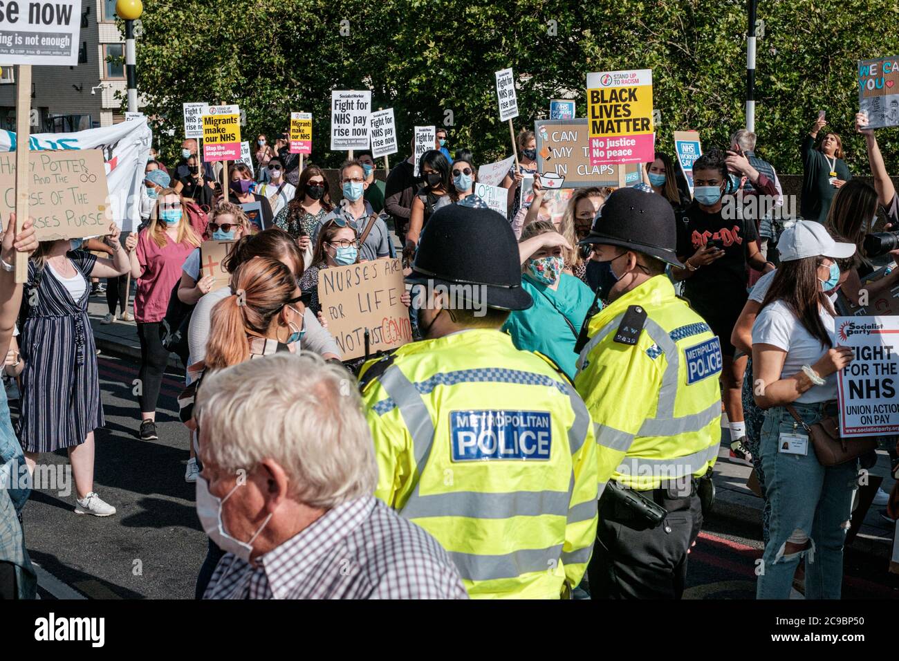 NHS-Arbeiter stiegen in Downing Street ab, um eine sofortige Forderung zu stellen Gehaltserhöhung Stockfoto