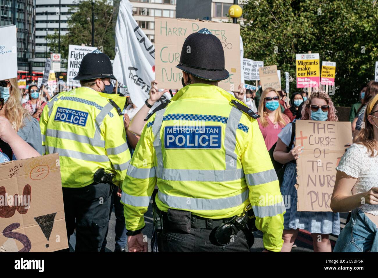 NHS-Arbeiter stiegen in Downing Street ab, um eine sofortige Forderung zu stellen Gehaltserhöhung Stockfoto