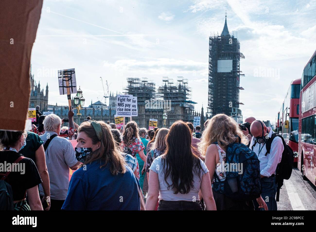 NHS-Arbeiter stiegen in Downing Street ab, um eine sofortige Forderung zu stellen Gehaltserhöhung Stockfoto