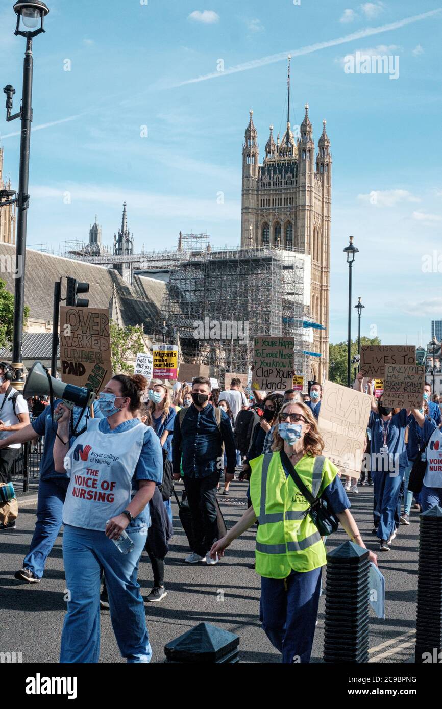 NHS-Arbeiter stiegen in Downing Street ab, um eine sofortige Forderung zu stellen Gehaltserhöhung Stockfoto