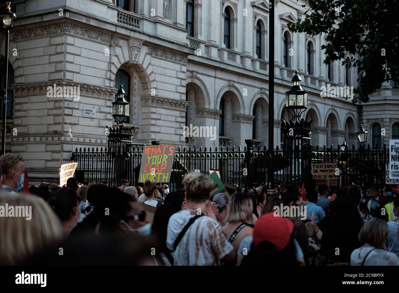 NHS-Arbeiter stiegen in Downing Street ab, um eine sofortige Forderung zu stellen Gehaltserhöhung Stockfoto