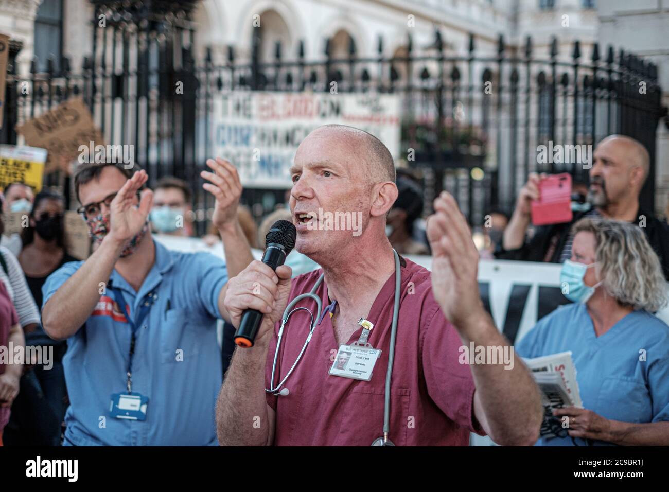 NHS-Arbeiter stiegen in Downing Street ab, um eine sofortige Forderung zu stellen Gehaltserhöhung Stockfoto