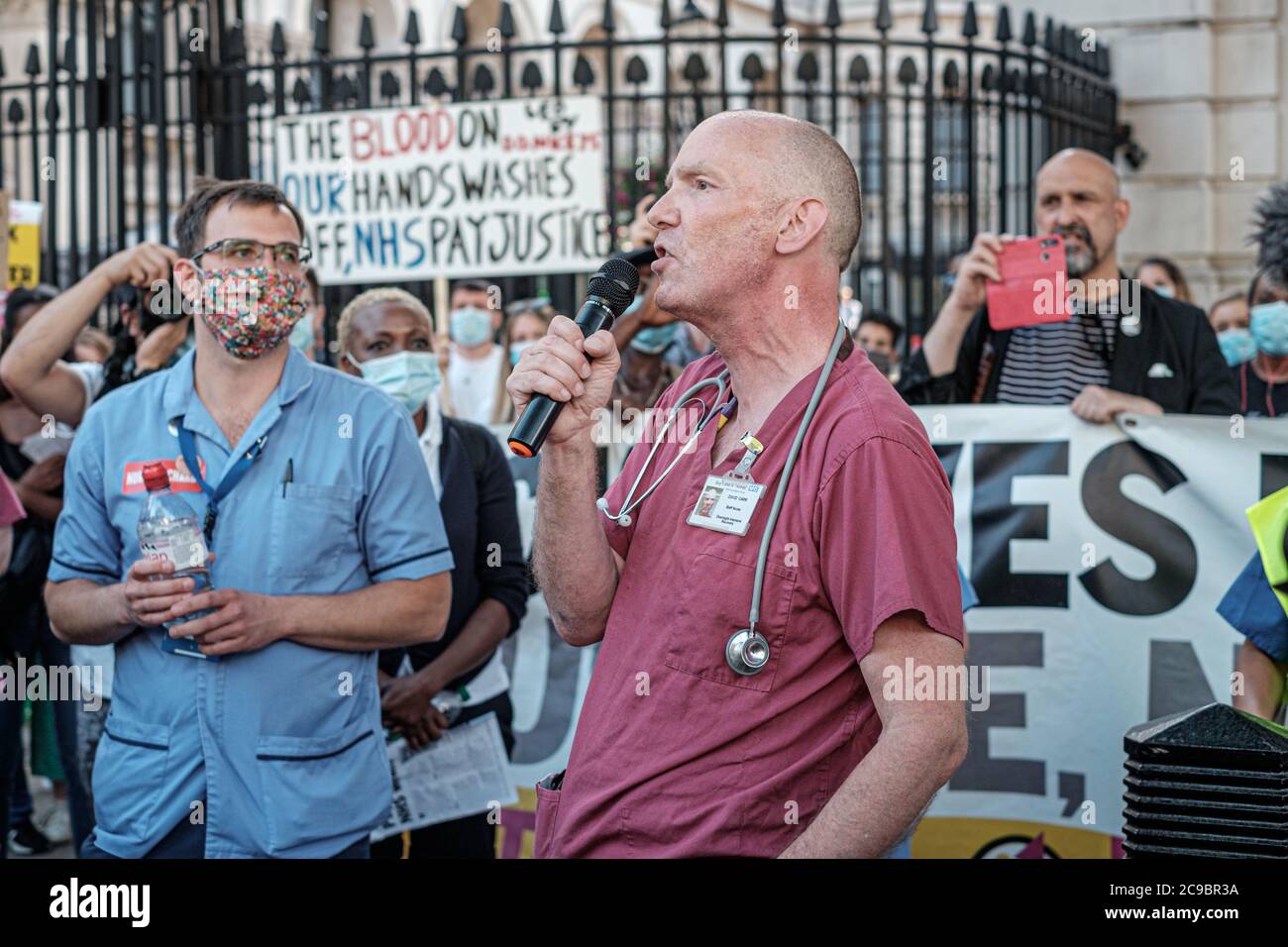 NHS-Arbeiter stiegen in Downing Street ab, um eine sofortige Forderung zu stellen Gehaltserhöhung Stockfoto