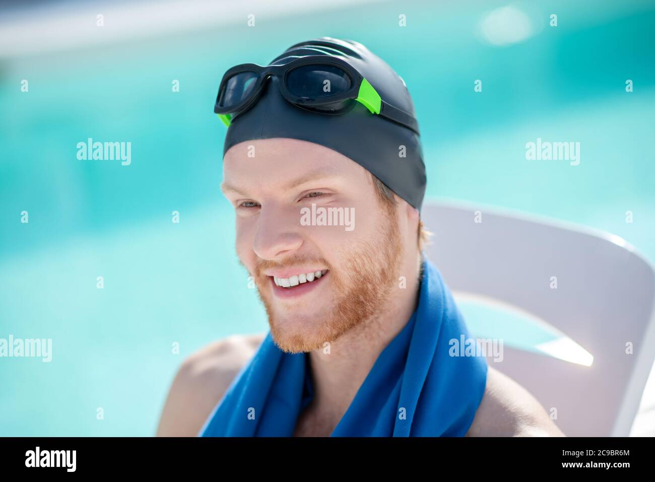 Nahaufnahme von fröhlichem Gesichtsmann in Schwimmkappe und Schutzbrille Stockfoto