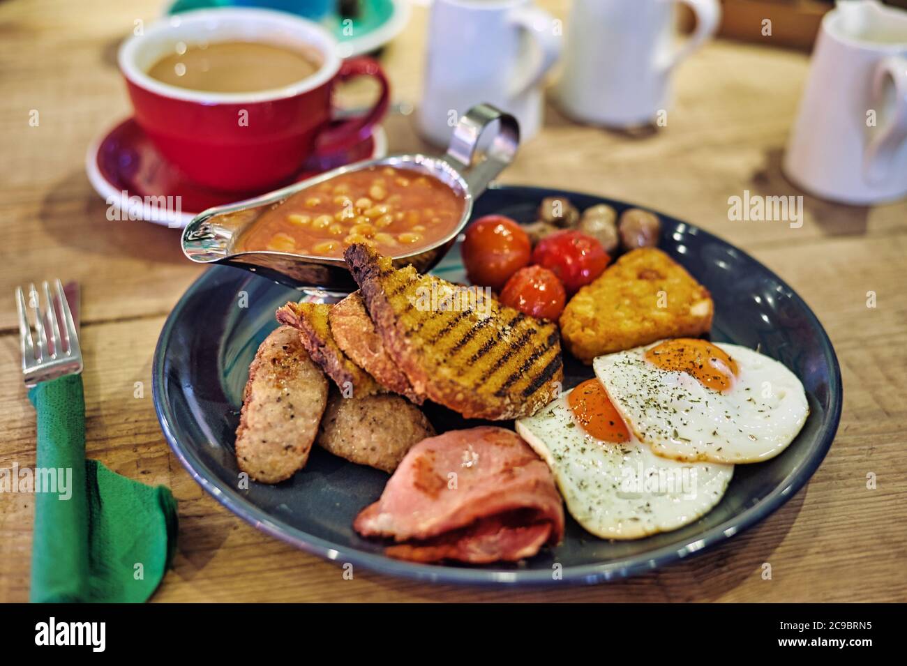 Traditionelles Komplettes Englisches Frühstück. Fettiger Löffel. Den ganzen Tag. Stockfoto