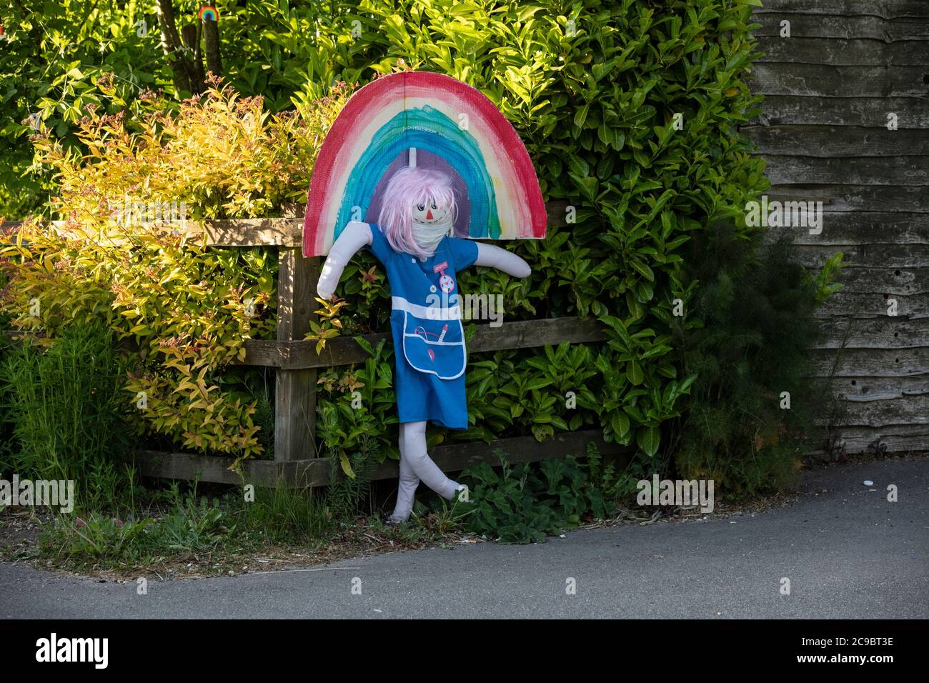 Hausgemachte Schaufensterpuppen, die "Schlüsselarbeiter" darstellen, die entlang der Straßenseite im Dorf Four Marks während der Coronavirus-Sperre, England, Vereinigtes Königreich, aufgestellt wurden Stockfoto