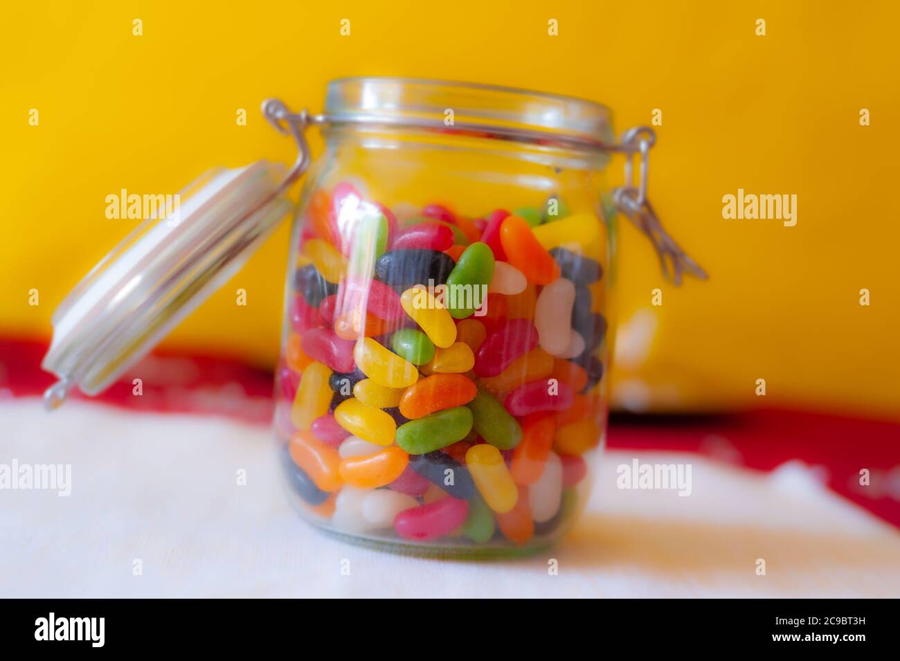 Glas voll von bunten Jelly Beans Süßigkeiten. Stockfoto